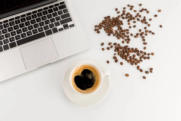 Xícara de café e laptop — Fotografia de Stock