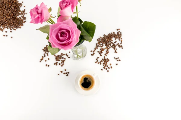 Чашка кави та квітів — стокове фото
