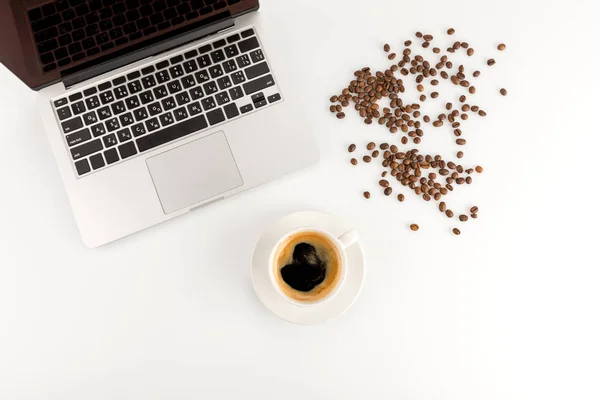 Tasse Kaffee und Laptop — Stockfoto