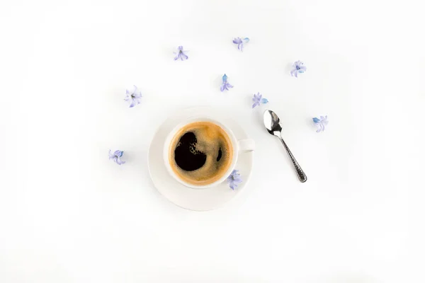 Cup of coffee and flowers — Stock Photo