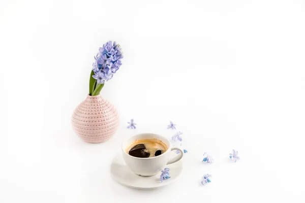 Чашка кави та квітів — стокове фото