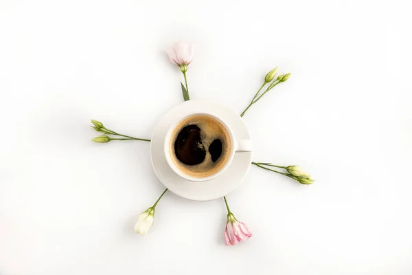 Tasse Kaffee und Blumen — Stockfoto