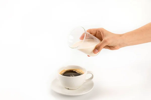 Milch in Kaffee gießen — Stockfoto