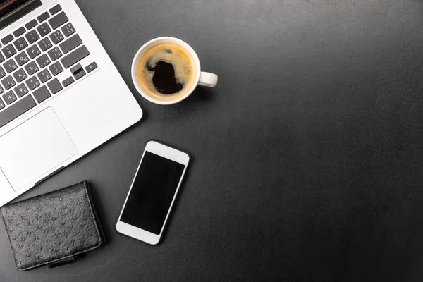 Tasse de café et ordinateur portable — Photo de stock