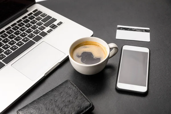 Tazza di caffè e laptop — Foto stock