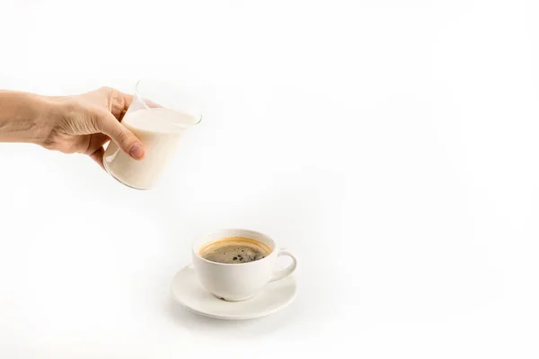 Выливание молока в кофе — стоковое фото