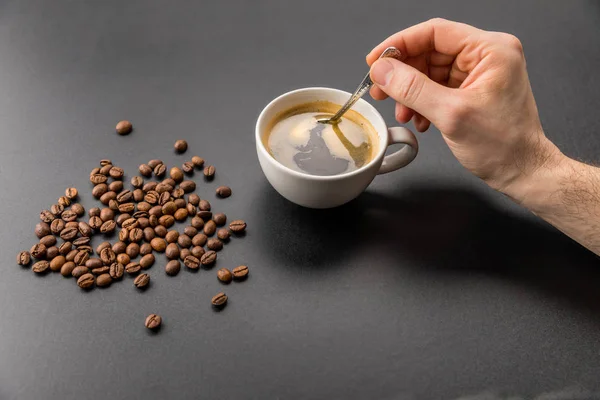 Person mit Tasse Kaffee — Stockfoto