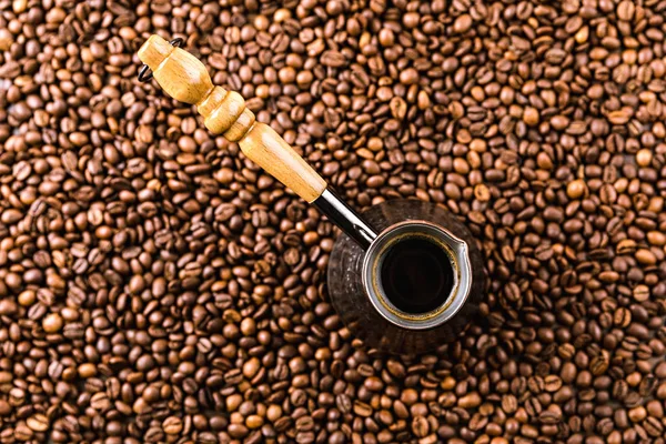 Granos de café y Turk - foto de stock