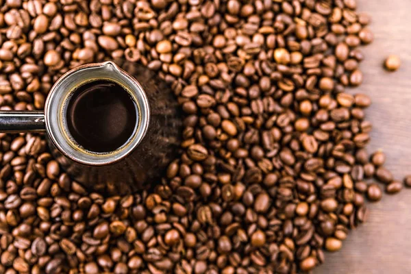 Chicchi di caffè e turco — Foto stock