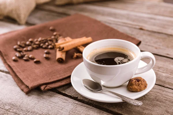 Tazza di caffè vapore e cannella bastoncini — Foto stock