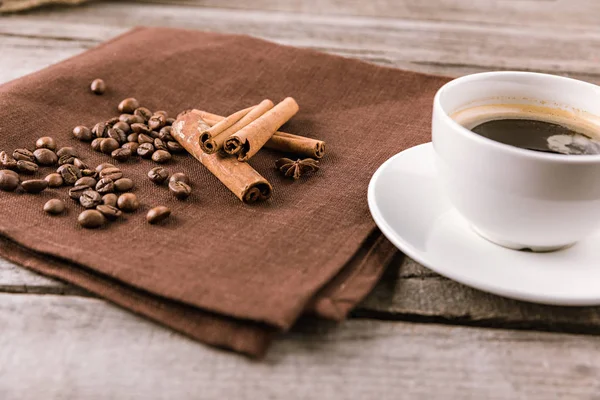 Kaffeebecher mit Dampf und Zimtstangen — Stockfoto
