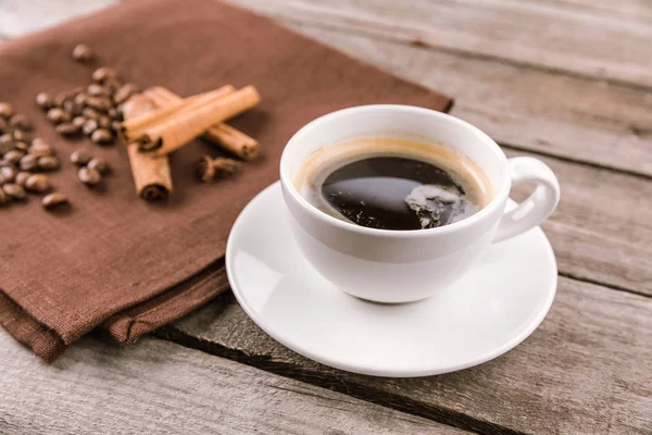 Tazza di caffè vapore e cannella bastoncini — Foto stock