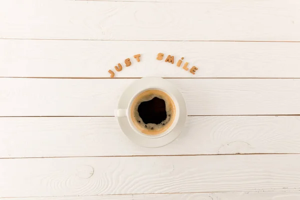 Taza de café vapor y letras - foto de stock