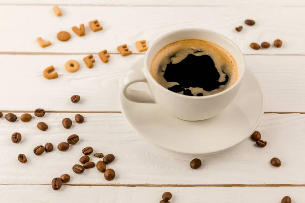 Taza de café vapor y letras - foto de stock