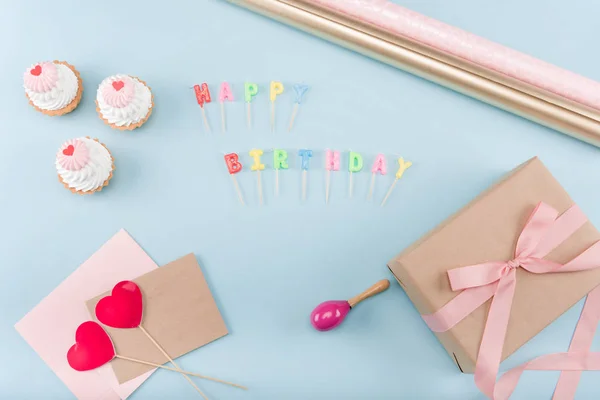 Tortas de cumpleaños con caja de regalo - foto de stock