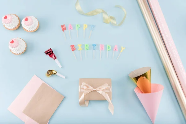 Gâteaux d'anniversaire avec boîte cadeau — Photo de stock