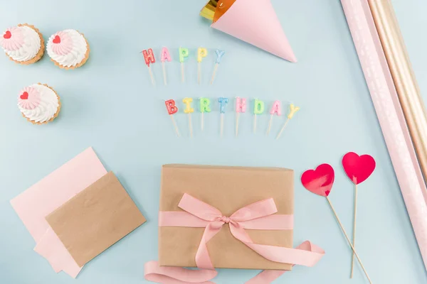 Gâteaux d'anniversaire avec boîte cadeau — Photo de stock