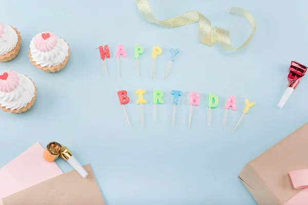 Tortas de cumpleaños con caja de regalo - foto de stock