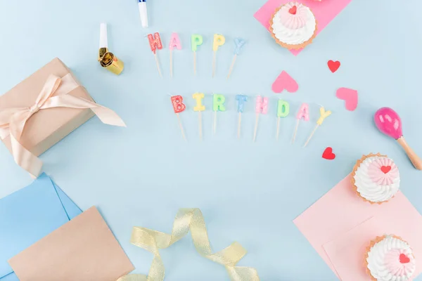 Gâteaux d'anniversaire avec boîte cadeau — Photo de stock