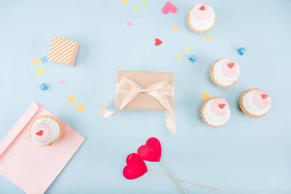 Gâteaux et coffrets cadeaux avec enveloppe — Photo de stock