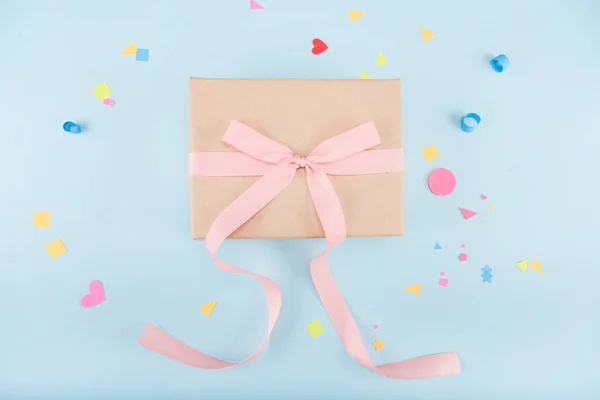 Caja de regalo con cinta y confeti — Stock Photo