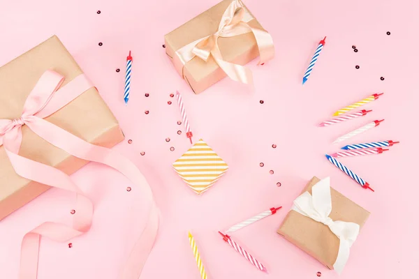 Velas con cajas de regalo y confeti — Stock Photo
