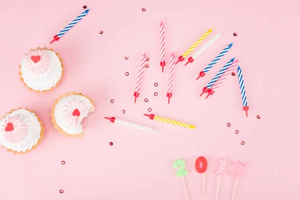 Cupcakes and colorful candles — Stock Photo