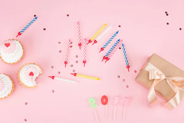 Cupcakes e velas coloridas — Fotografia de Stock