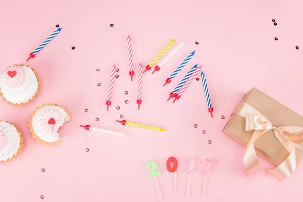 Cupcakes and colorful candles — Stock Photo