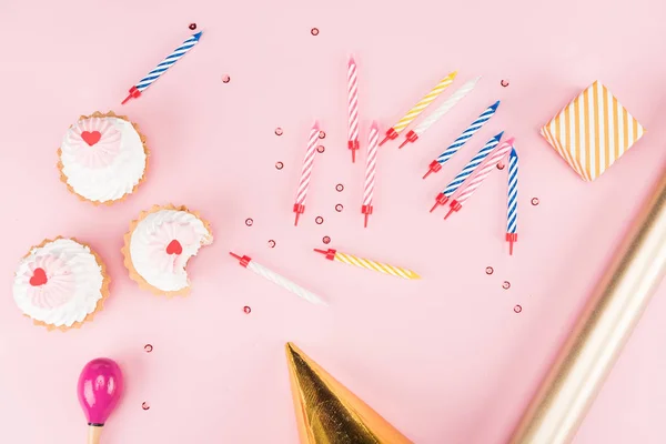 Cupcakes and colorful candles — Stock Photo