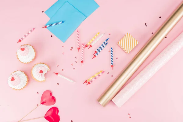 Cupcakes and colorful candles — Stock Photo