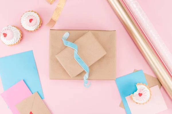 Pasteles y papel de regalo — Stock Photo