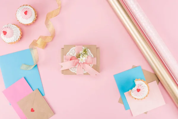 Cupcakes und Geschenkpapier — Stockfoto