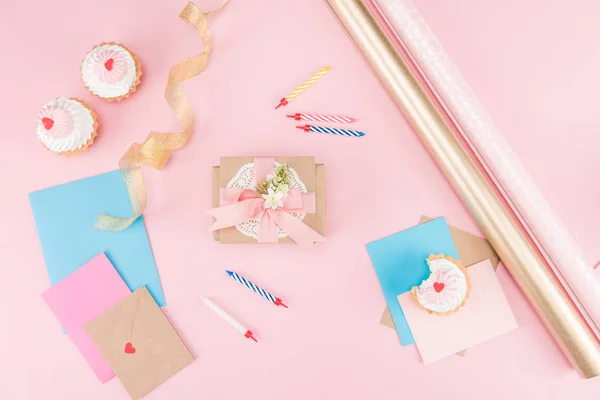 Cupcakes and colorful candles — Stock Photo