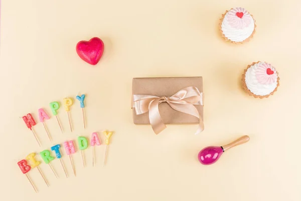Happy birthday lettering and cakes — Stock Photo