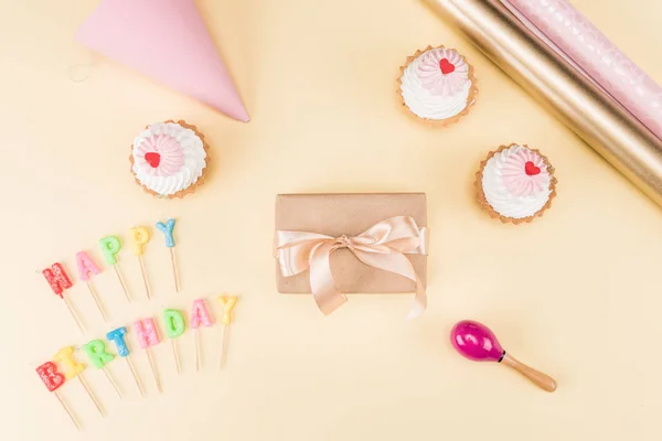 Happy birthday lettering and cakes — Stock Photo