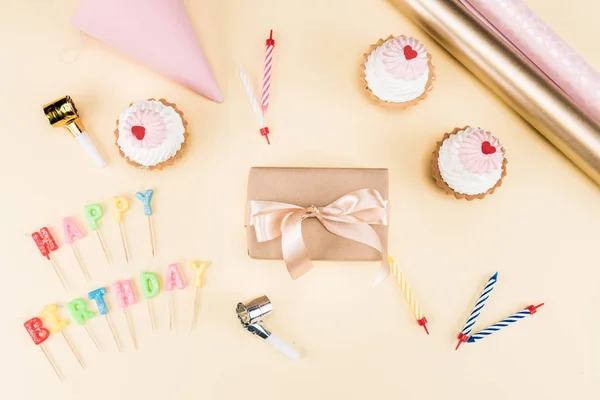 Feliz cumpleaños letras y pasteles — Stock Photo