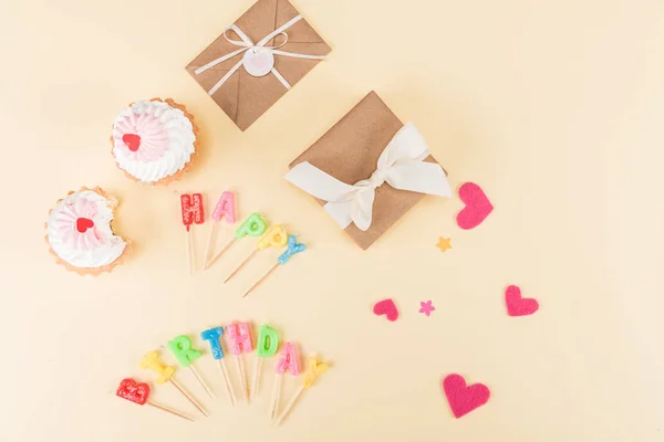 Herzlichen Glückwunsch zum Geburtstag Schriftzug und Kuchen — Stockfoto