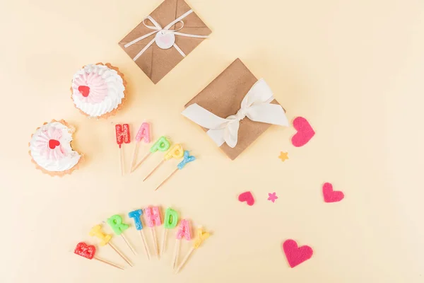 Happy birthday lettering and cakes — Stock Photo