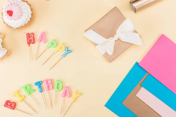 Happy birthday lettering and cakes — Stock Photo