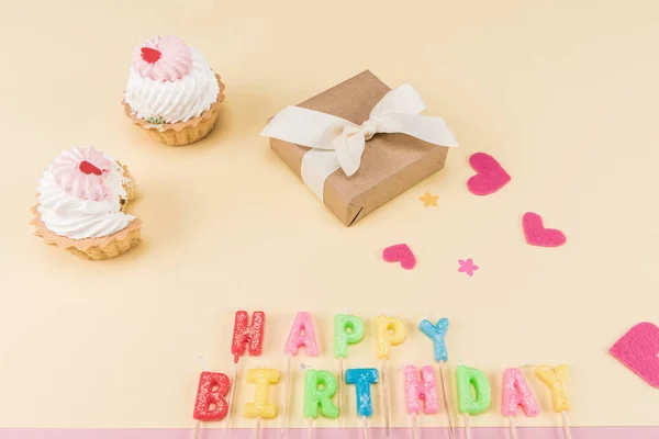 Happy birthday lettering and cakes — Stock Photo