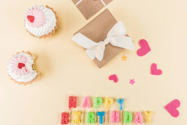 Happy birthday lettering and cakes — Stock Photo