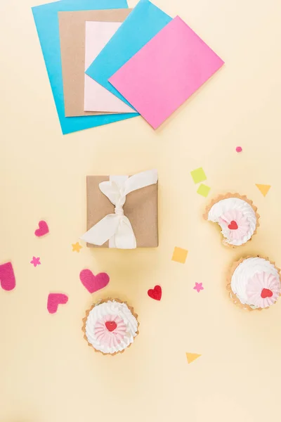 Geschenkkarton, Umschläge und Kuchen — Stockfoto