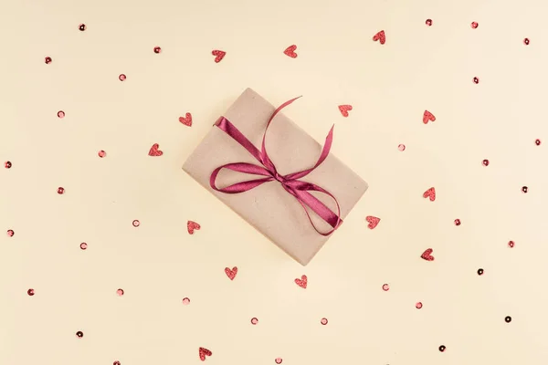 Gift box and confetti — Stock Photo