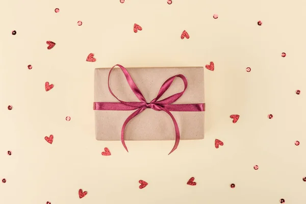 Caja de regalo y confeti — Stock Photo