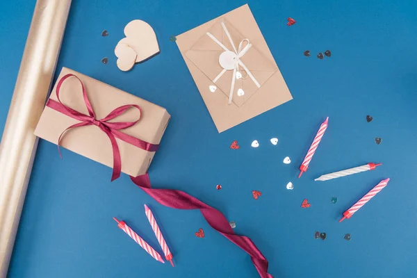 Geschenkbox und Umschlag — Stockfoto