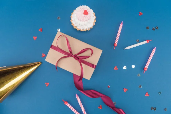 Gift box and cake — Stock Photo