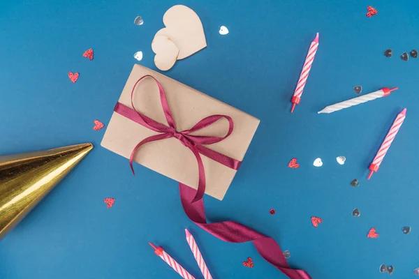 Caja de regalo y velas - foto de stock