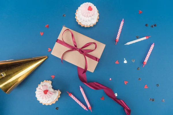 Gift box and cakes — Stock Photo