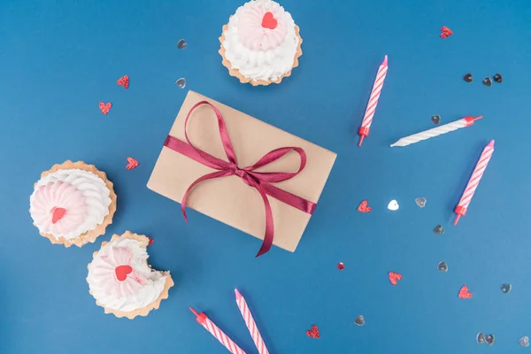 Caja de regalo y pasteles — Stock Photo